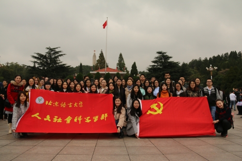 员工党员在五大书记雕塑前合影.JPG