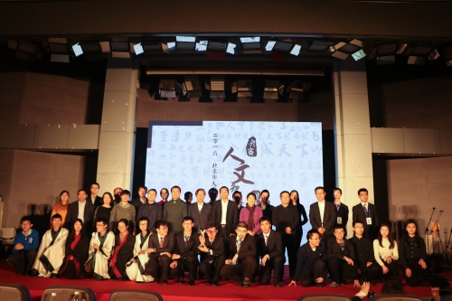 主楼209报告厅合影留念.jpg