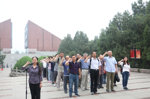 全体党员庄严宣誓.jpg